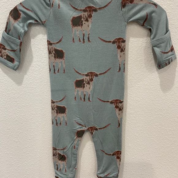 kate quinn Other - Kate Quinn Long Sleeve Lap Neck Footie 70s Longhorn Print Unisex 3-6M Multicolor